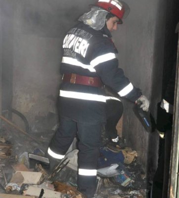 Garajul unde acum trei ani s-a spânzurat un om a luat foc